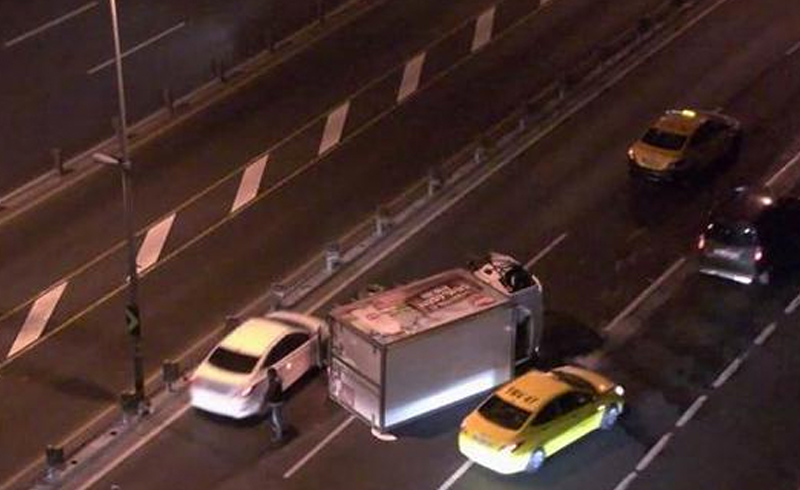 Kamyonet metrob�s bariyerlerine �arpt�, seferler aks�yor