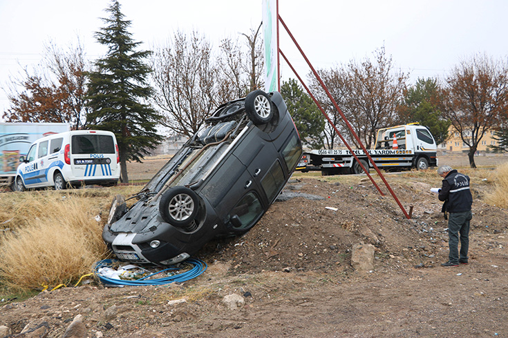 Nide'de hafif ticari ara ile otomobil arpt: 6 yaral