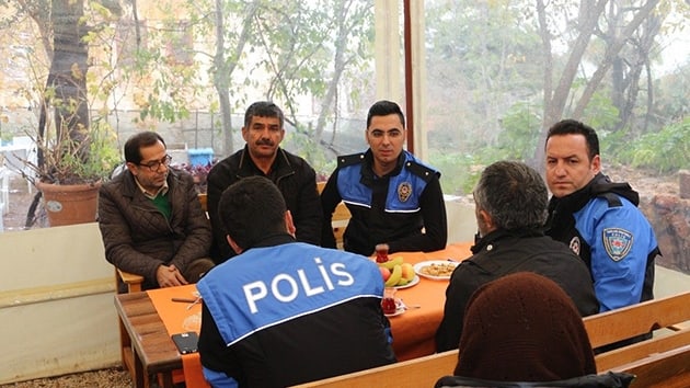 Alanyada polis, vatandalarla toplantlarn srdryor  
