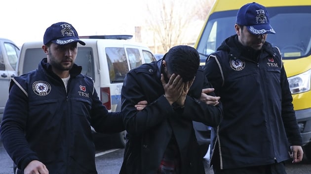 FET'c olduunu itiraf eden Yzba Burak Akn adliyeye yzn kapatarak geldi