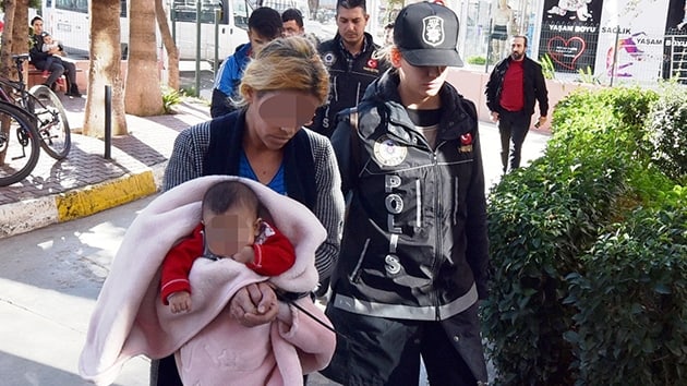 Kucanda bebeiyle uyuturucu satarken yakaland