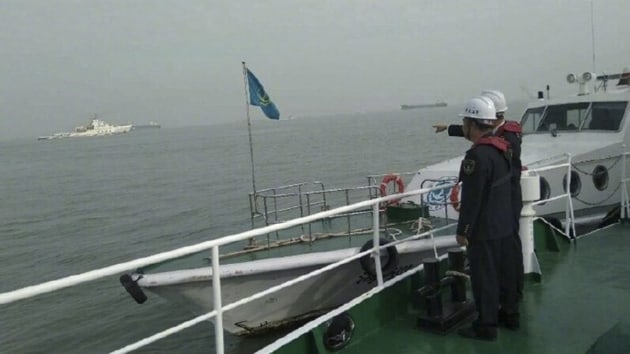ran petrol tankeri, bir in gemisine arpp yanarak batmaya balad: 32 kii kayp