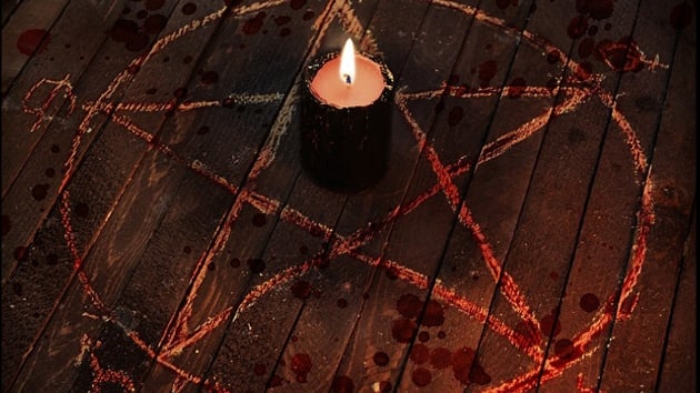 Ölü çiftin evinde satanizm sembolleri bulundu