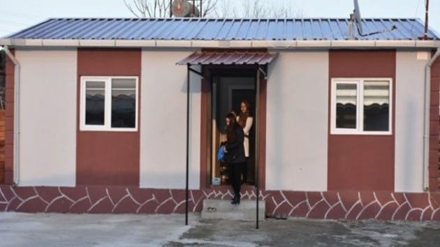 Prefabrik evlerine kavuan depremzedeler, gzyalarn tutamad