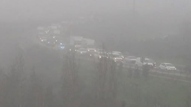 stanbul'a adeta bulut indi! Vatandalar trafikte zor anlar yaad
