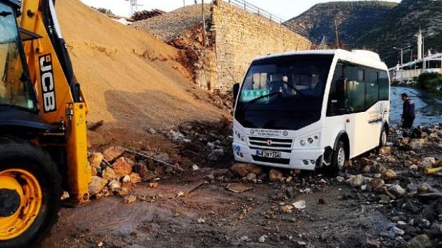 Bodrum'da istinat duvarnn kmesi sonucu yoldan geen bir minibs hasar grd