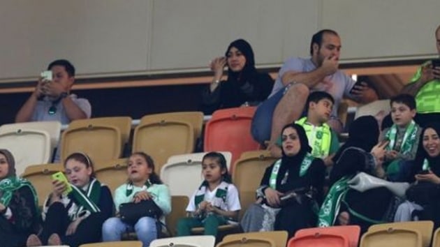 Suudi Arabistan'da kadnlar ilk kez bir futbol man stadyumda izledi
