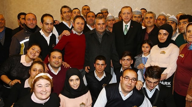 Cumhurbakan Erdoan Krkkale'de, akam yemei yiyerek, vatandalarla sohbet etti