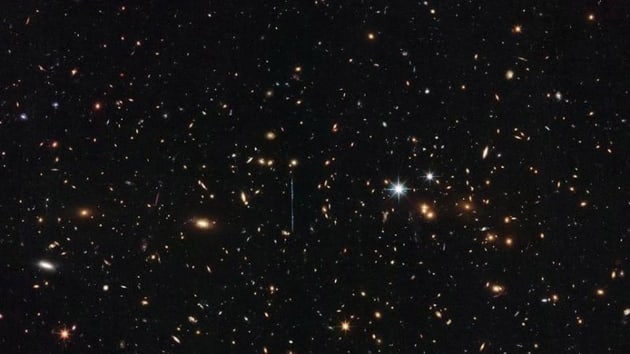 Hubble 3 katrilyon Gne ktlesinde galaksi kmesini grntledi