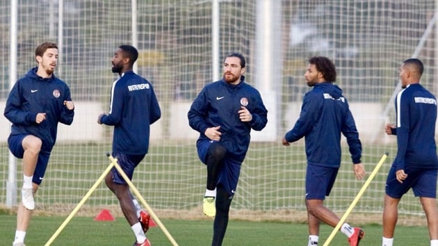 Antalyaspor'un stoperi Djourou, Genoa'ya imza atyor