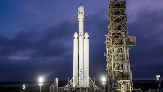 Uzun sre ertelenen SpaceX'in dev Falcon Heavy roketinin ateleme testi yapld