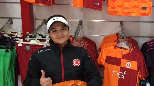 Galatasaray taraftarlarndan  Yellow Friday' lgnl