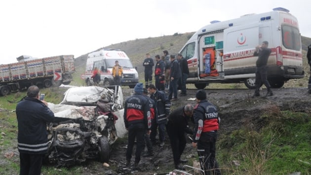 rnak'ta kamyonetin trn dorsesiyle arpmas sonucu 2 kii hayatn kaybetti