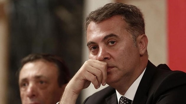 Beikta Larin'e kulp bakyor