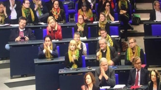Alman parlamentosunda skandal grnt! Boyunlarna PKK paavralarn astlar
