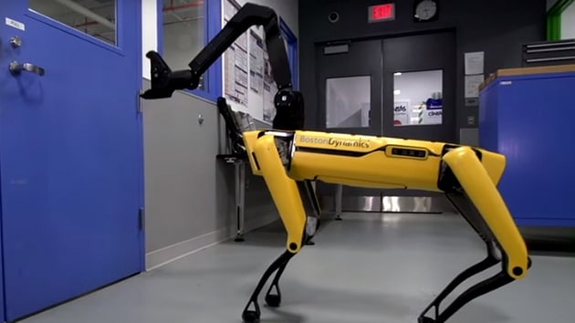 Boston Dynamicsin robotu kapy ayor, arkada iin onu tutuyor
