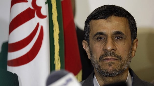 Ahmedinejad, cezaevlerindeki pheli lmlerle ilgili olarak Hamaney'i eletirdi