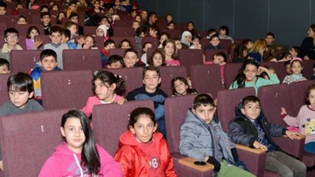 Diyarbakrl ocuklar tiyatro ve sinemayla buluuyor