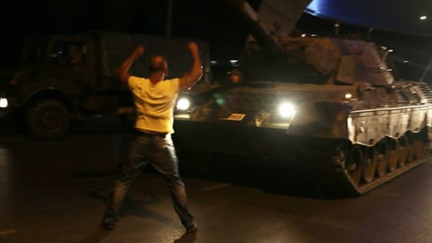 15 Temmuz gazisi Trkmen: Tanklar bizi sktrarak kprden aaya atmaya alt