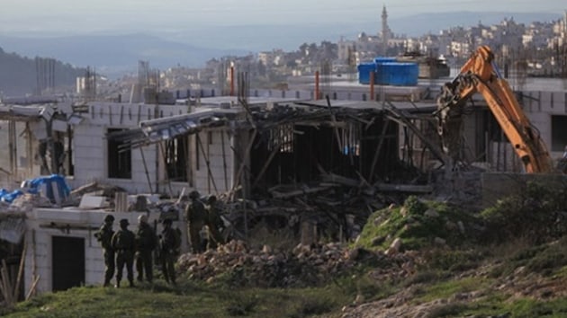srail askerleri, Filistinlilere ait bir evi ykt