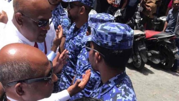 Maldivler'de milletvekilleri Parlamento binasndan karld      