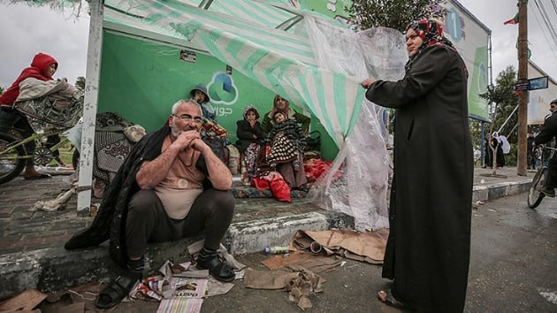 Gazze'deki evsiz aileler k adrda geirmeye alyor