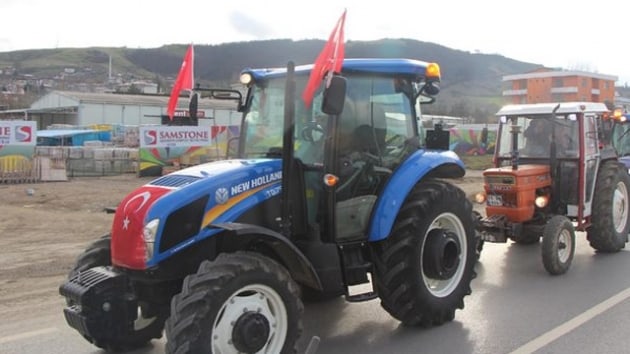 Samsun'da 600 kii askerlik ubesine traktrleriyle gidip askerlik bavurusunda bulundu