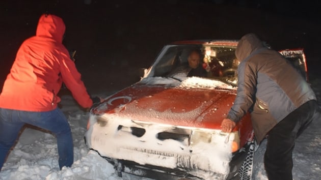 Kars'ta kar ya ve tipi nedeniyle yolda kalan hasta kurtarld