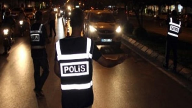 Adapazar'nda yol kapatp aralarda uygulama yapan sahte polisler yakay ele verdi