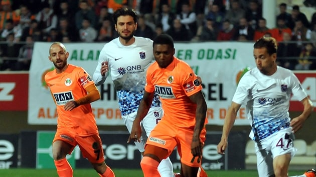 Trabzonspor, Aytemiz Alanyaspor'u deplasmanda 2-1 malup etti
