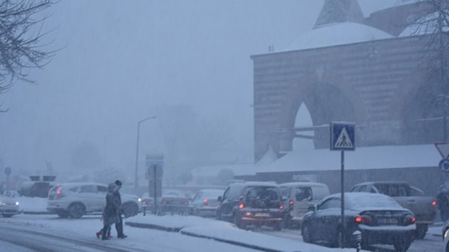 Edirne ve Krklareli'de youn kar ya nedeniyle okullar tatil edildi