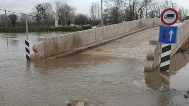 Edirnede Tunca Nehri krmz alarm seviyesine ykseldi
