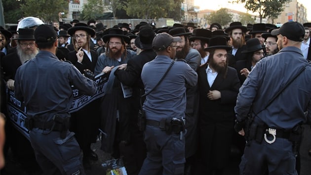 srail'de zorunlu askerlie kar kan Haredi Yahudileri, polisle att
