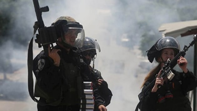 srail askerleri Gazze snrnda bir Filistinliyi yaralad
