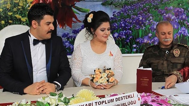 Fotoraf ekmek iin geldii Hakkari'de polisle evlendi