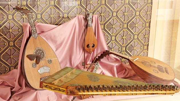 Osmanl musikisi Aynalkavakn duvarlarnda