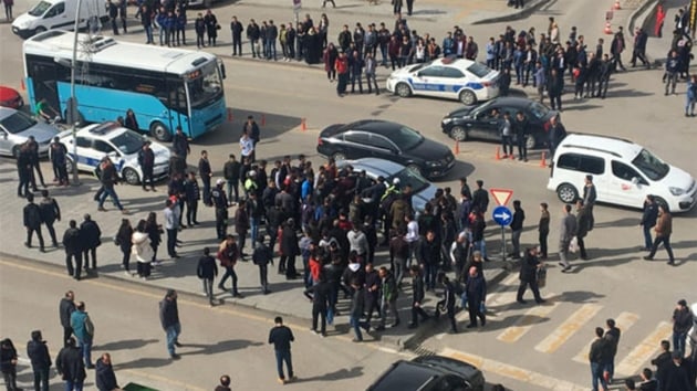 Erzurum'da kalabalk iki gen grubu caddenin ortasnda birbirine girdi
