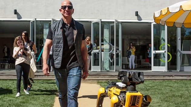 Dnyann en zengin insan Jeff Bezos 'robot kpeiyle' yrye kt