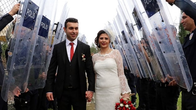 Polis memuru, kendisini kaza ile vuran meslektayla evlendi