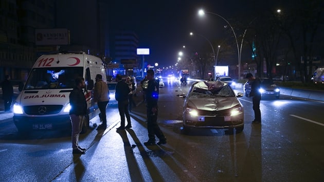 Ankara'da bir otomobil, yolun karsna gemeye alan yayaya arpt
