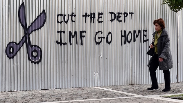 IMF art kotu, Yunanistan vatandalarn sokaa atyor