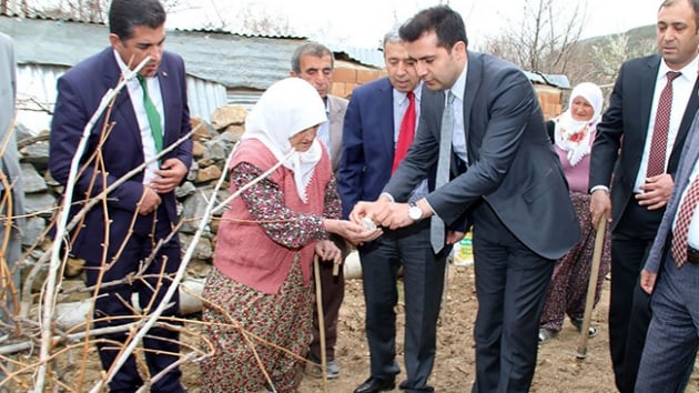 Cumhurbakan Erdoan'n gnderdii mektup ve karaam tohumu 86 yandaki nal'a teslim edildi