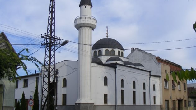 Srbistan'da Bonak nfusun youn yaad Novi Pazar'daki Hac Hrrem Camisi imamna kimlii bilinmeyen kiiler saldrd