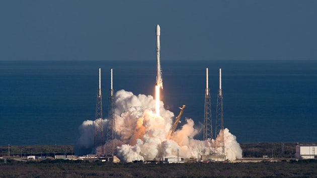 Falcon 9'u farkl bir rotada frlatan SpaceX, iyonosferde dev bir delik at