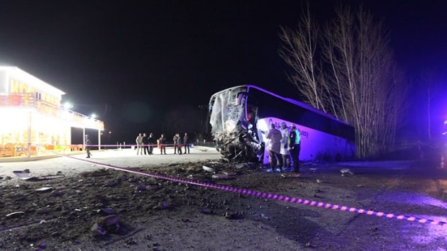 orum'da ylcu otobs nce aalara sonra istinat duvarna arpt