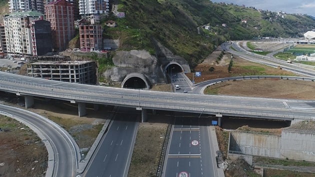 Yaklak 2,5 milyarlk Kanuni Bulvar Projesi'nde bir tnel daha hizmete girdi