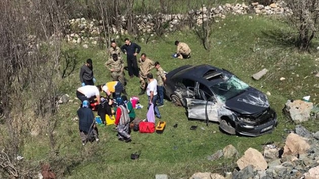 Gmhane'de hakimiyeti kaybedilen otomobil yolun alt kesimindeki baheye yuvarland