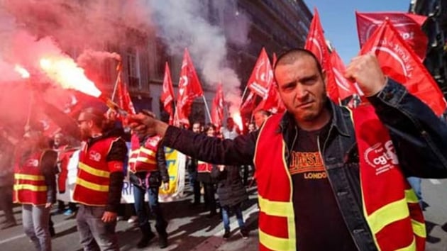 Fransa'da grevlere memurlar da katld