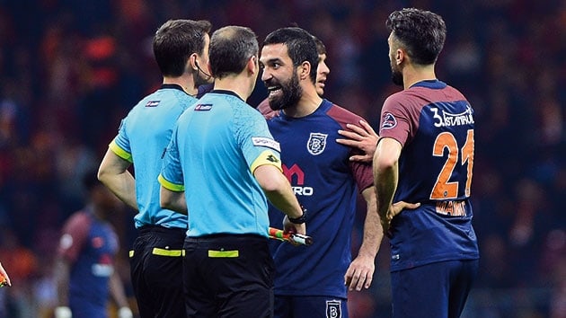 Galatasaray - Baakehir mann devre arasnda Arda Turan ile Hasan a arasnda gerginlik yaand