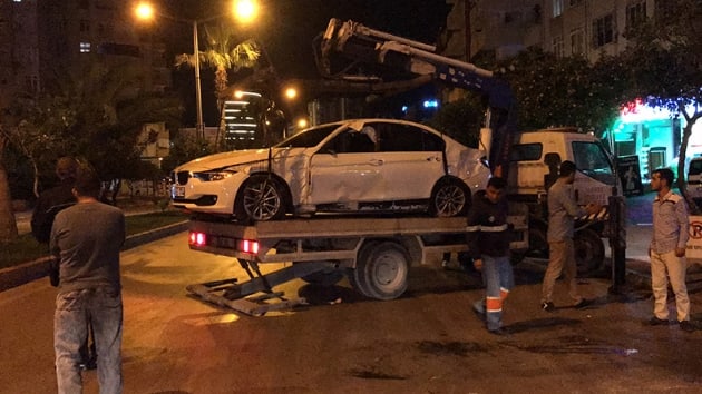 Adana'da kaza yapan  kii, arac terk ederek olay yerinden uzaklat